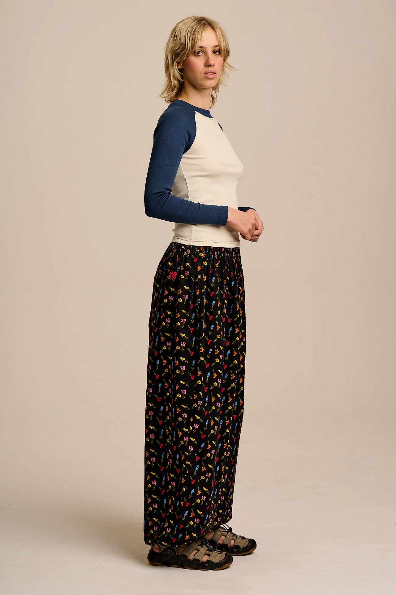 Renata - Cuffed Cotton Balloon Leg Trousers in Mini Tulips on Black - Image 4