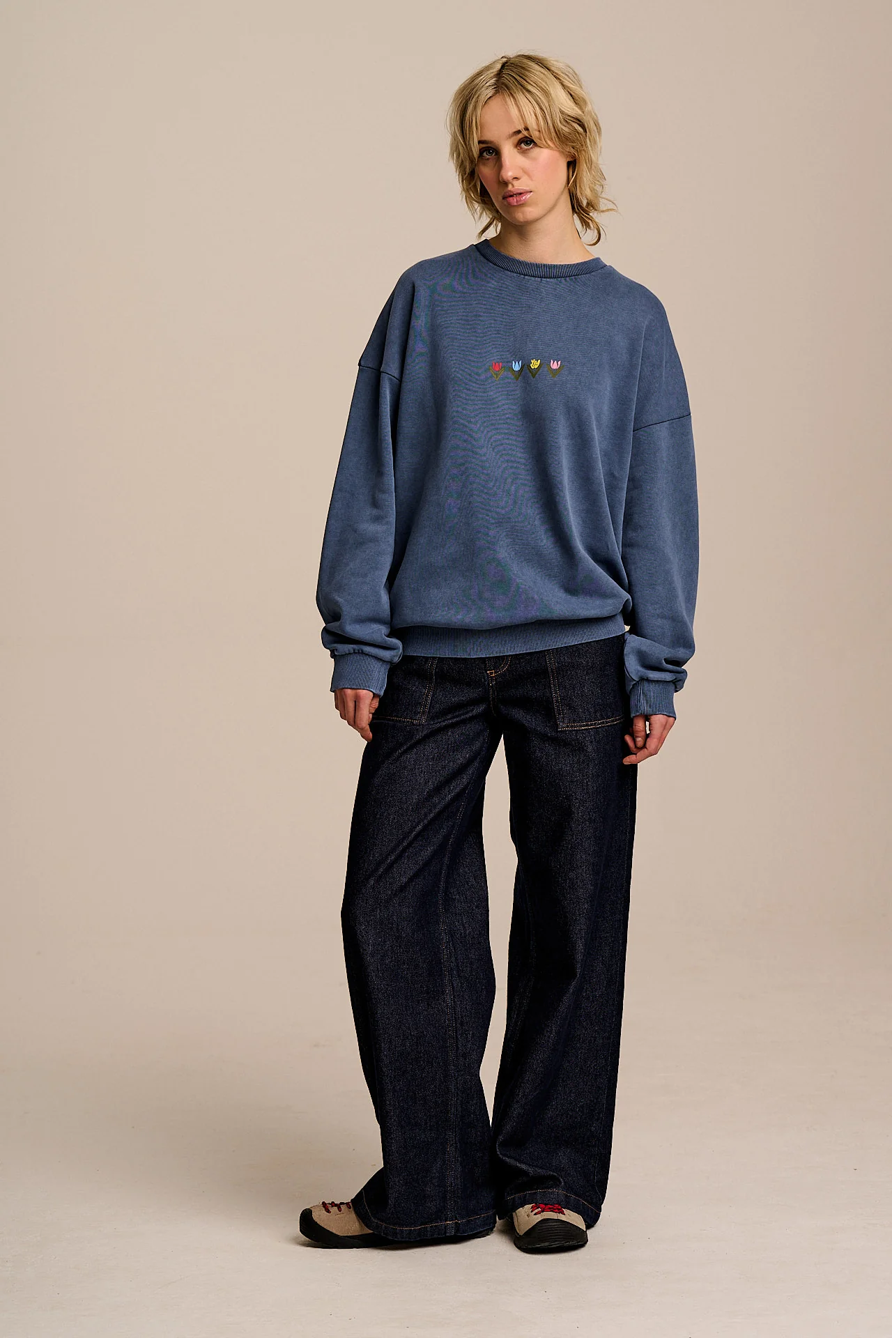Sutton - Cotton Jersey Oversized Sweatshirt in Washed Navy Tulip Print - Image 4
