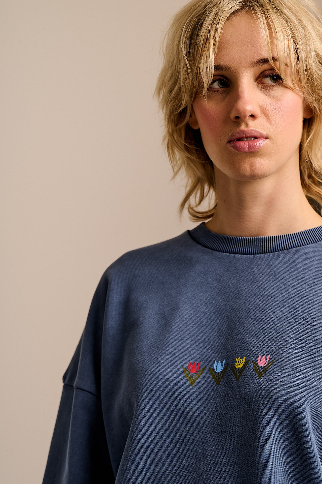 Sutton - Cotton Jersey Oversized Sweatshirt in Washed Navy Tulip Print - Image 6