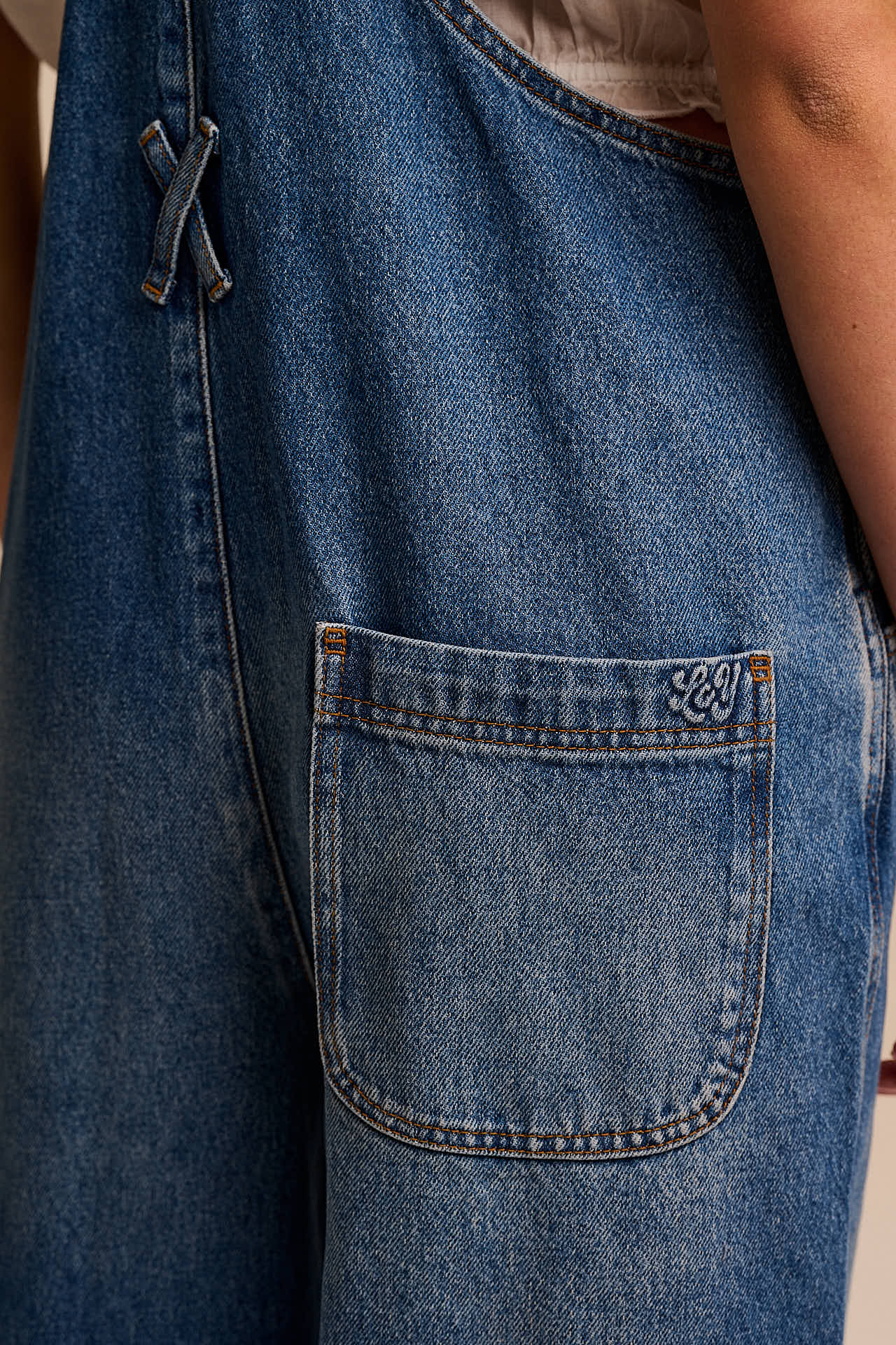 Toluca - Denim Barrel Leg Dungarees in Vintage Wash - Image 9