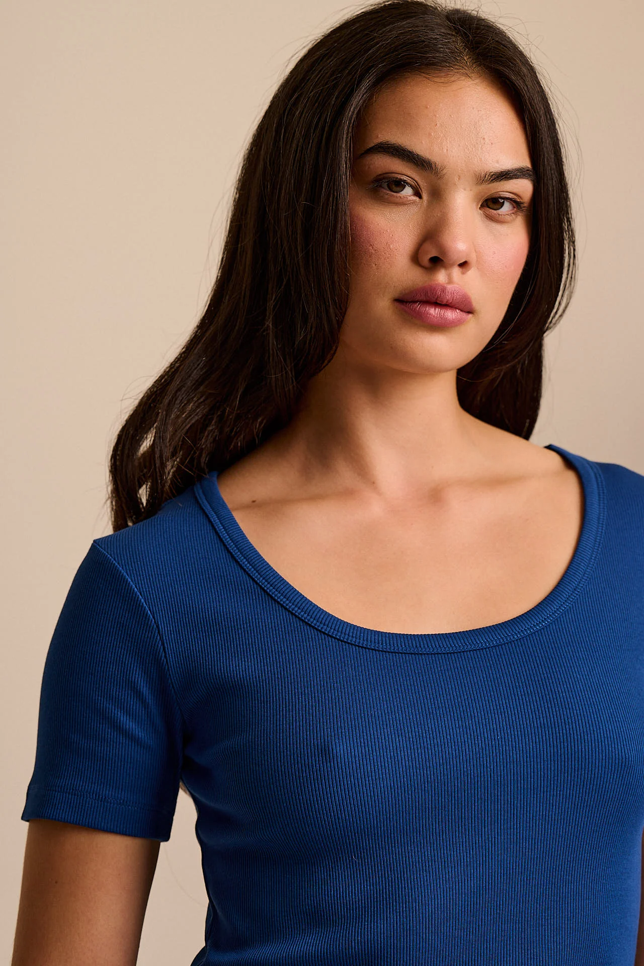Vita - Ribbed Cotton Scoop Neck Short Sleeve T-Shirt in Navy - Image 2