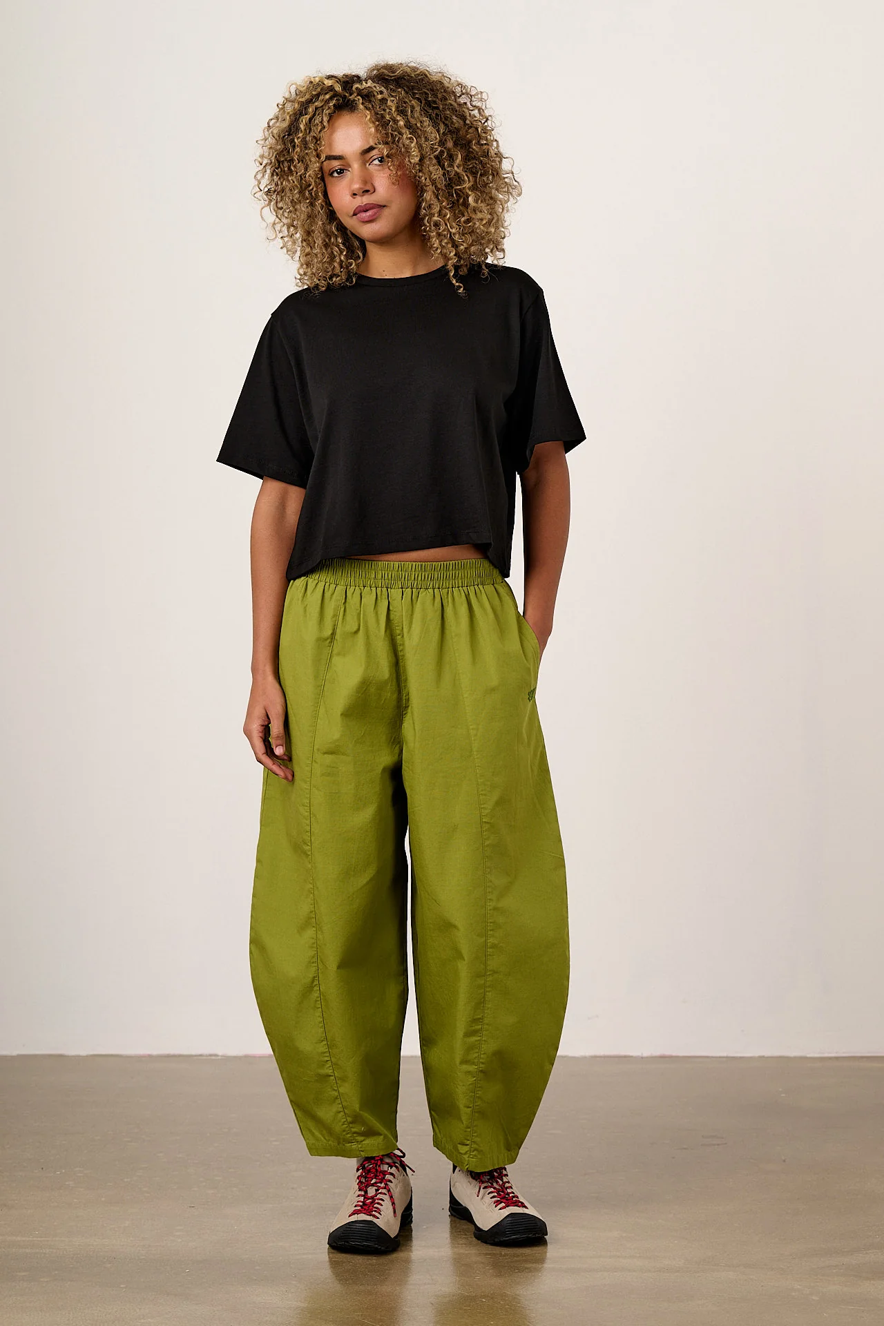 Zayla - Cropped Boxy T-Shirt in Black - Image 3