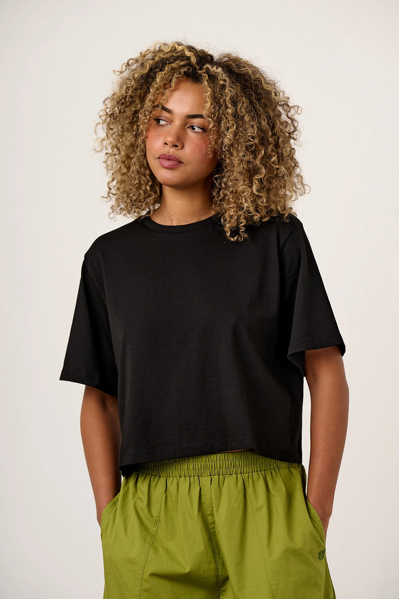 Zayla - Cropped Boxy T-Shirt in Black - Image 4