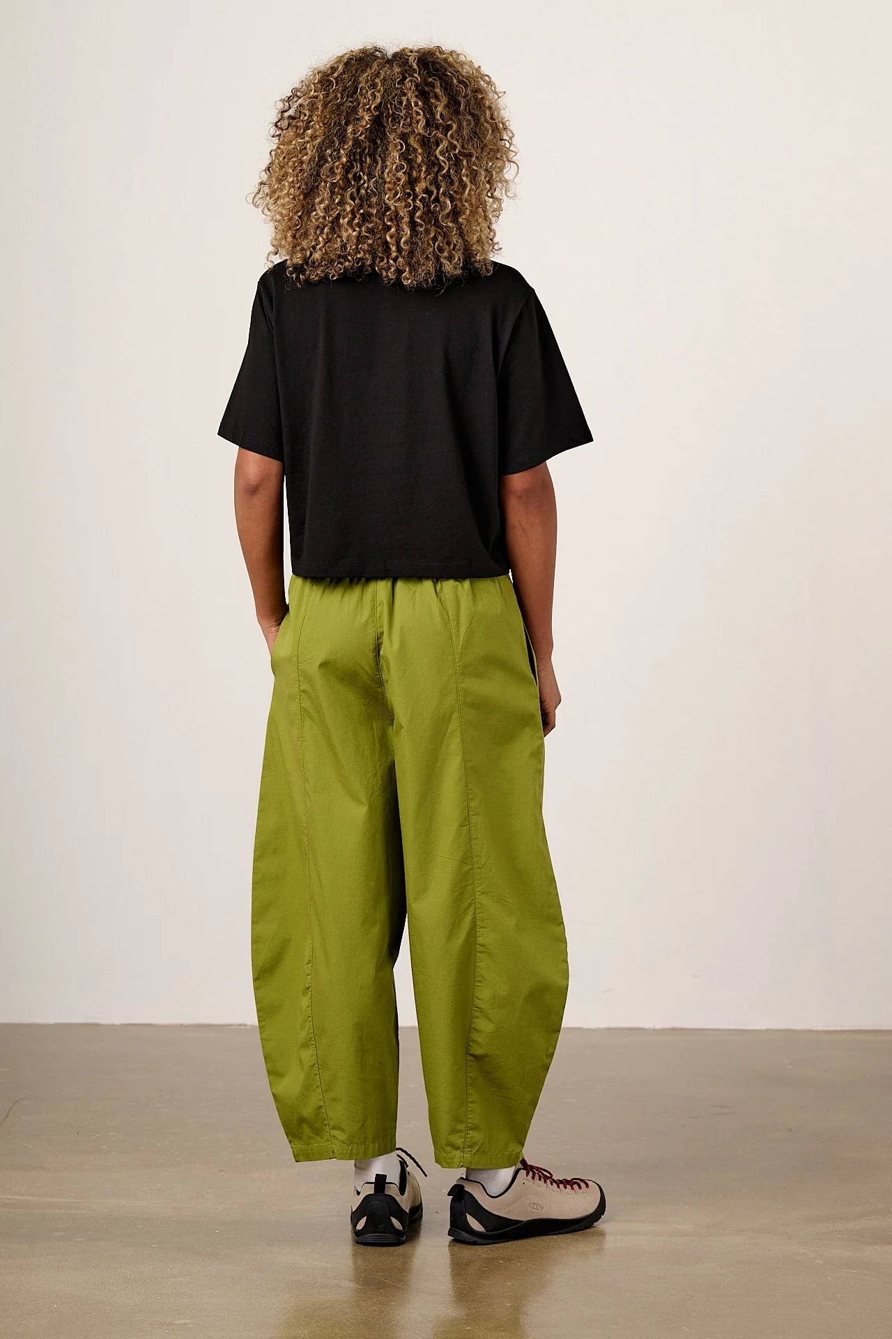 Zayla - Cropped Boxy T-Shirt in Black - Image 5