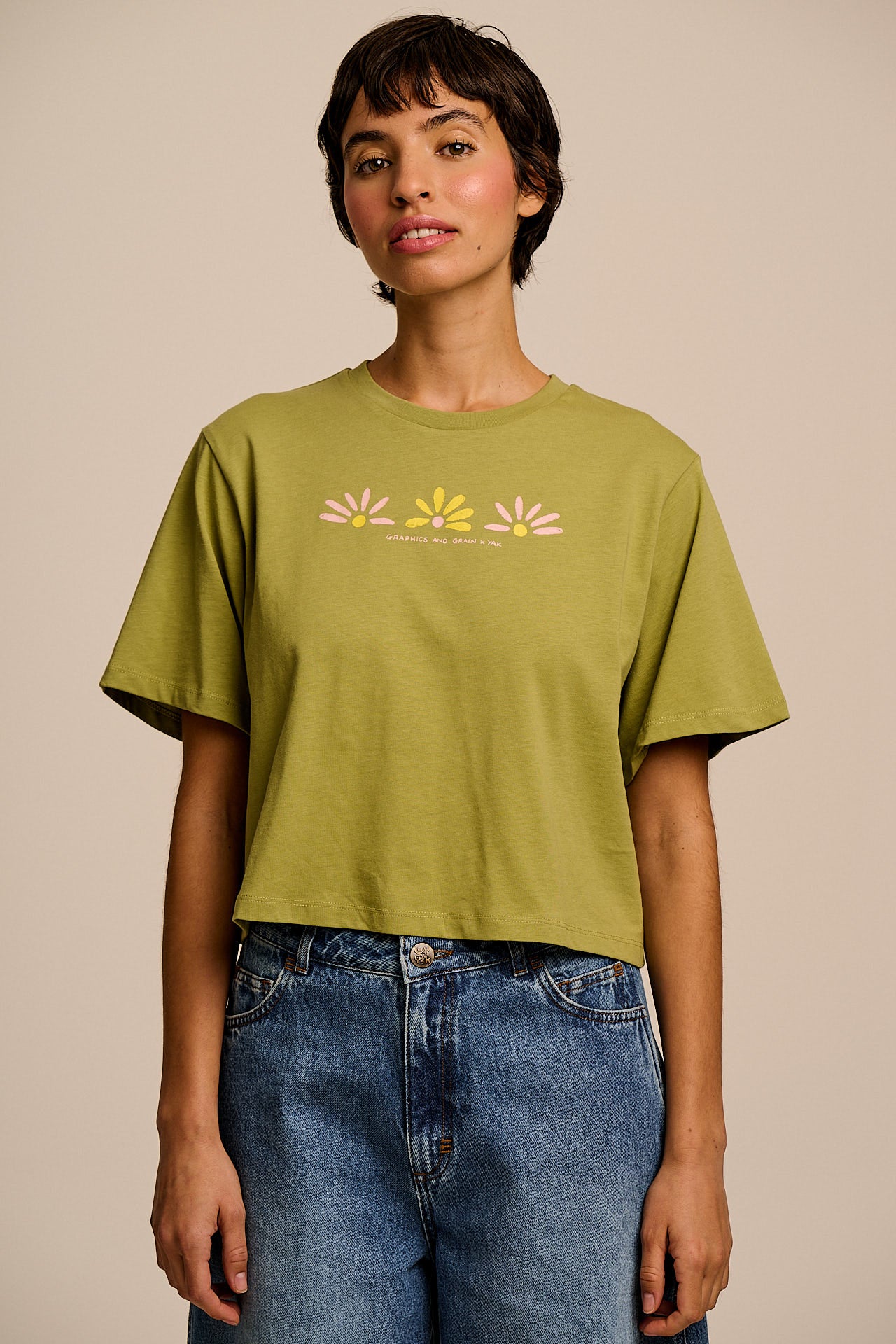 L.E Zayla - Cropped Boxy T-Shirt in Khaki Graphics and Grain Artist & Yak - Image 2