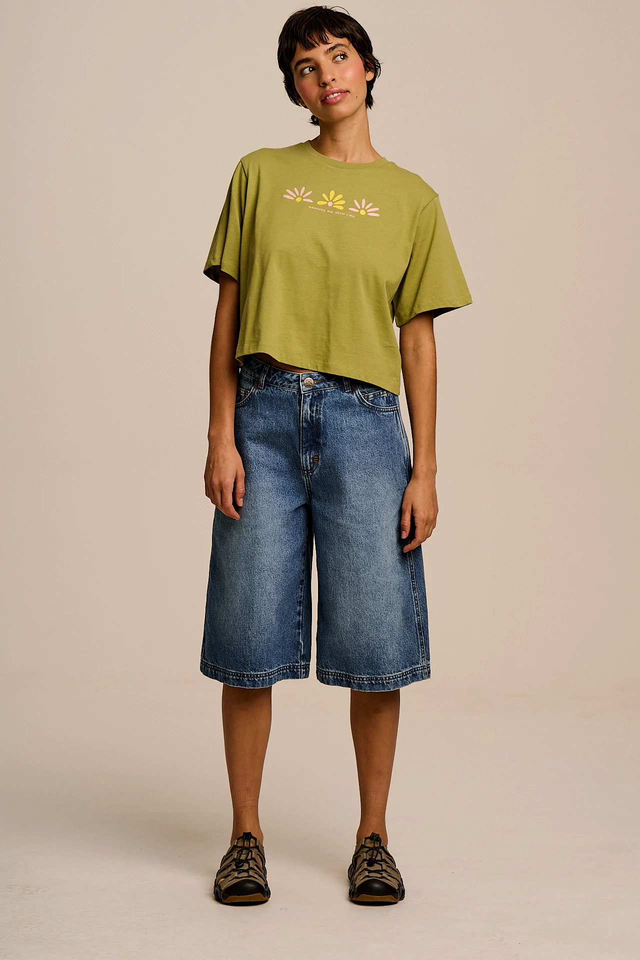 L.E Zayla - Cropped Boxy T-Shirt in Khaki Graphics and Grain Artist & Yak - Image 3